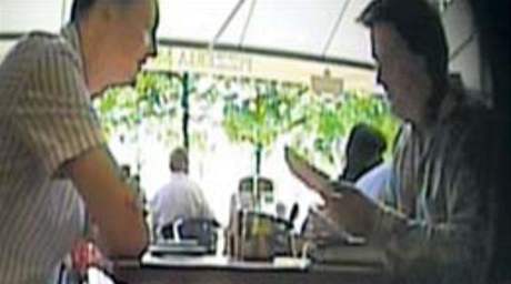 Skrytá kamera zachycuje schzku, kde Morava (vlevo) pedává reportérovi "kompromitující" fotky poslance Tlustého