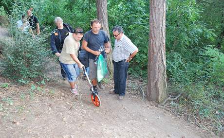Policie objevila v lese u Hostivask pehrady v Praze lidsk chodidlo.