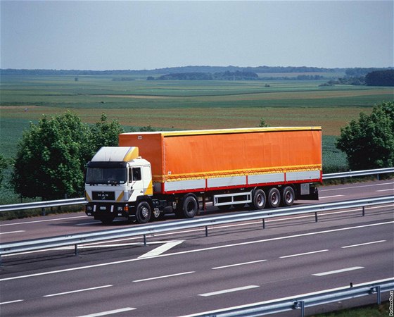 Citelný pokles potvrzují kamionoví dopravci. Ilustraní foto.