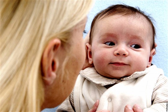 Snížení mateřské bylo schváleno v září ve vládním úsporném balíčku. Ilustrační foto.