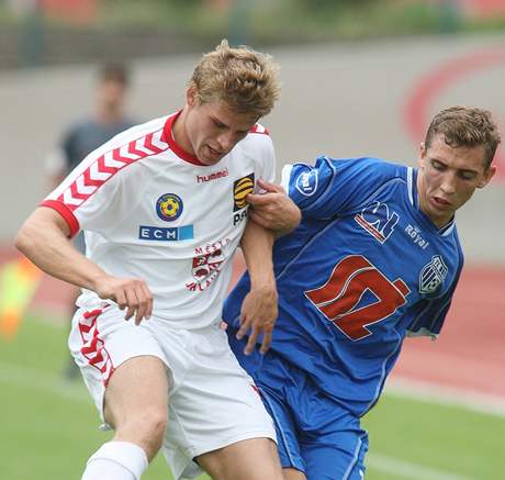 Ústí - Jihlava, Veverka z Ústí (v modrém) se snaí obrat o mí jihlavského Tlustého v zápase druhé ligy.