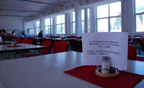Zákaz pesouvání idlí a stol v menze brnnské Mendelovy univerzity