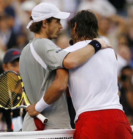 Andy Murray (vlevo) pijímá gratulaci od Rafaela Nadala po semifinále US Open.