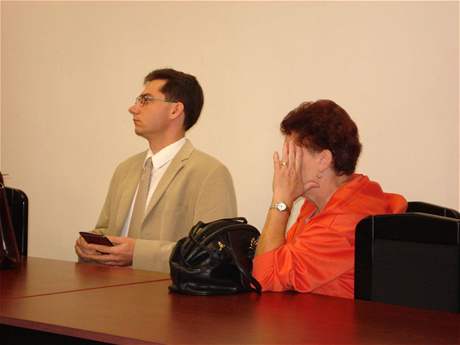 Jana Profantová u plzeského soudu (3.9.2008)