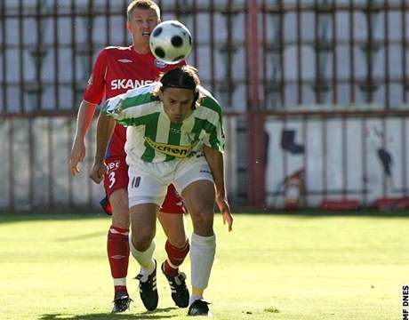 Bohemians - Brno,  Kincl (v popedí) bojuje s brnnským oupkem.