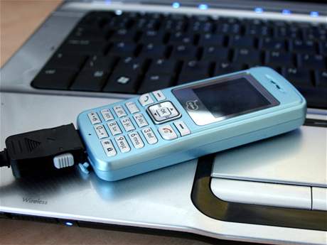 Aiji AM 110 - první mobil, se kterým se v ufonově síti připojíte k internetu.