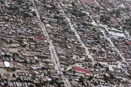 Msto Gonaives na severu Haiti bylo zcela zatopeno. Humanitární pracovníci mají problém distribuovat lidem jídlo. Situace je podle místních médií kritická.