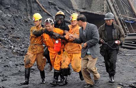 V ínském uhelném dole v provincii Che-nan pracovalo více ne padesát horník, kdy byl dl v nedli ráno zaplaven. 18 jich zstává uvznno.