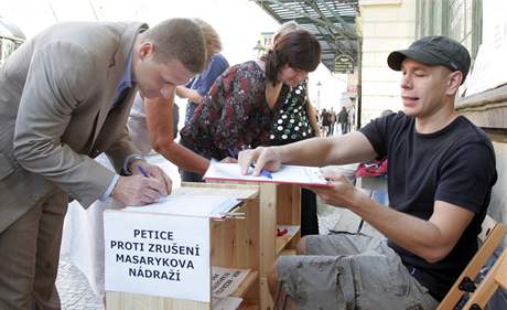 K petici (na snímku podpisový stolek ped Masarykovým nádraím) se pipojily ti tisíce lidí za jediný den.