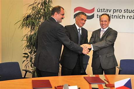 Dohodu podpisem stvrdili (zleva) editel Pavel áek, jeho polský protjek Janusz Kurtyka a éf Archivu bezpenostních sloek Ladislav Bukovszky.