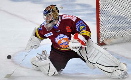 Sparanský branká Tomá Pöpperle vyráí puk v pípravném hokejovém utkání s eskými Budjovicemi.