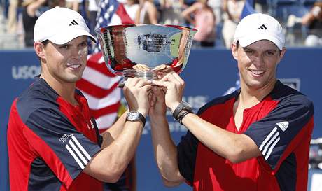 Mike (vlevo) a Bob Bryanovi s pohárem pro vítze tyhry US Open