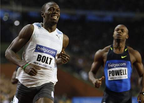 Jamajský sprinter Usain Bolt se raduje z vítzství.