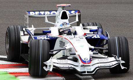 Nick Heidfeld s vozem BMW Sauber pi tréninku ped Velkou cenou Belgie.