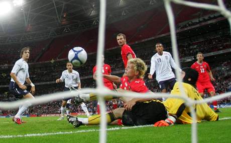 GÓL ÍSLO OSM. Takhle vyrovnali Angliané v pípravném utkání na 2:2. Byl to osmý gól za ti poslední zápasy.