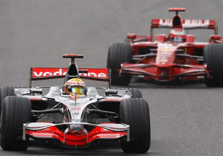 Hamilton bojuje s Räikkönenem