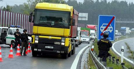 Na silnicch karlovarskho kraje stoj policist se samopaly a neprstelnmi vestami a kontroluj projdjc vozidla. (1.9.2008)