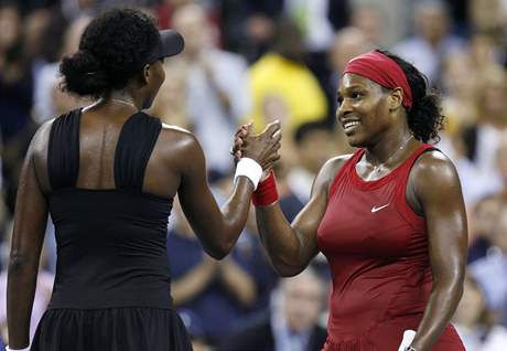 Serena Williamsová (vpravo) se sestrou Venus