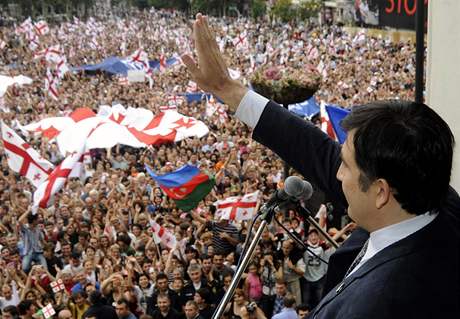 Prezident Saakavili mv v centru Tbilisi tiscm demonstrujcch Gruznc.