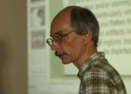 Entomolog Petr Švácha přednáší studentům na Univerzitě Karlově.