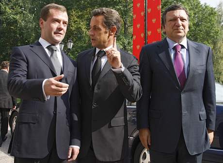 Nicolas Sarkozy a Dmitrij Medvedv pi dnení schzce v Moskv