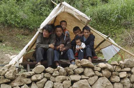 ada lidí v provincii S'-chuan znovu pebývá v provizorních stanech. Tito jsou z msta Li-si v okresu Chuej-li.