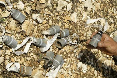 Desítky malých náloí, z nich se skládají kazetové bomby, mohou na zemi fungovat jako nálapné miny.