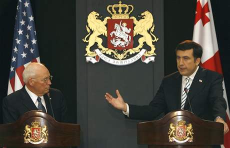 Na spolené tiskové konferenci s prezidentem Saakavilim Cheney tvrd kritizoval Rusko.