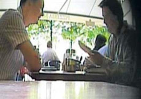 Skrytá kamera zachycuje schzku, kde Morava (vlevo) pedává reportérovi "kompromitující" fotky poslance Tlustého