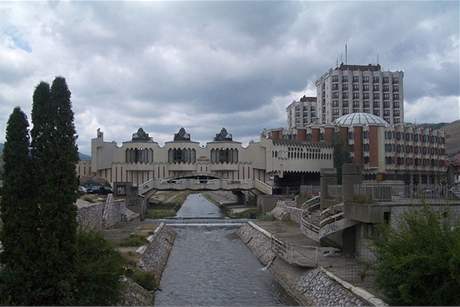 Hotel Vrbak funguje zároveň jako most přes řeku Rašku.