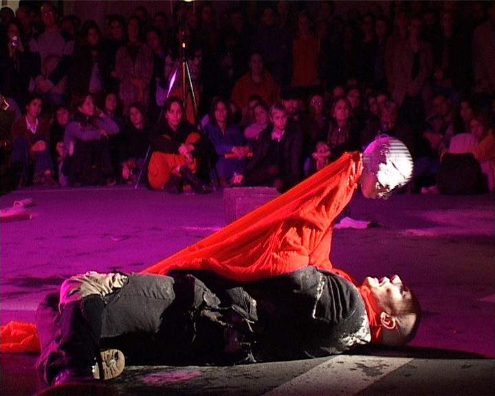 Teatr Novogo Fronta hrál letos v Edingurghu po ti srpnové týdny open air performanci Phantomysteria, alegorii o apokalyptické katastrof, která vznikla objevem monosti splnit vem lidem jejich pání. Svt byl následky takového objevu znien...