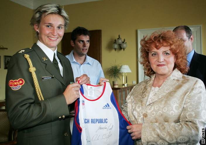 Barbora Špotáková předává ministryni Vlastě Parkanové podepsaný dres. Vzadu David Kostelecký.