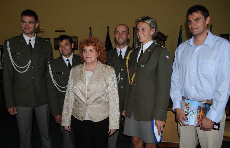Barbora Špotáková předává ministryni Vlastě Parkanové podepsaný dres. Vzadu David Kostelecký.