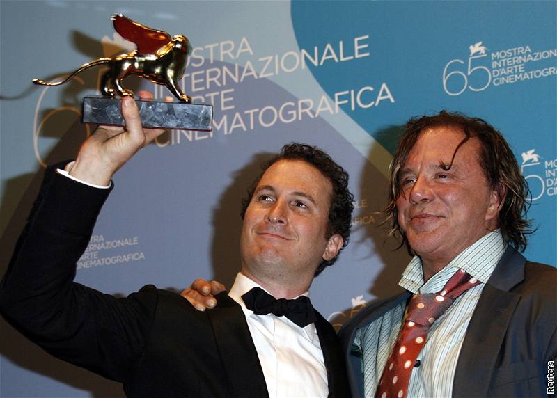 Mickey Rourke a reisér Darren Aronofsky pi pedávání benátských Zlatých lv