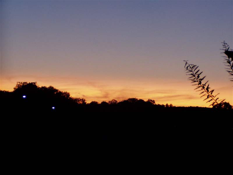 Oranový západ slunce v nedli 31. srpna po 20. hodin z Miroslavi (okres Znojmo).