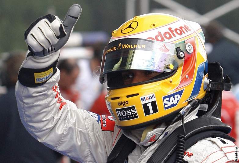 Lewis Hamilton a palec nahoru: vyhrál kvalifikaci na Velkou cenu Belgie.