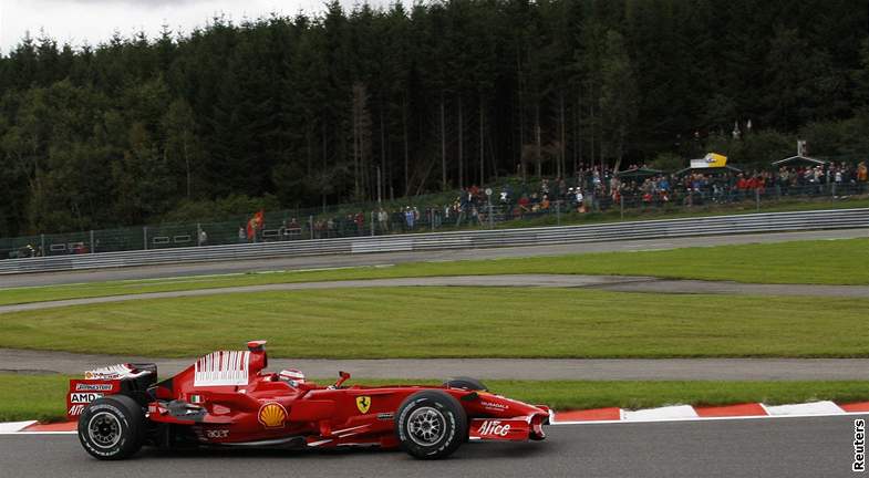 Lewis Hamilton a palec nahoru: vyhrál kvalifikaci na Velkou cenu Belgie.
