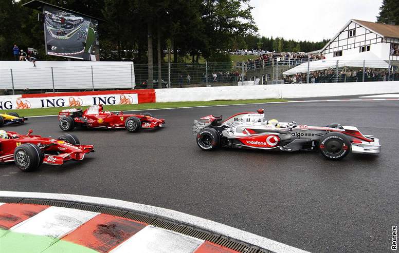 Hamilton a za ním dv Ferrari