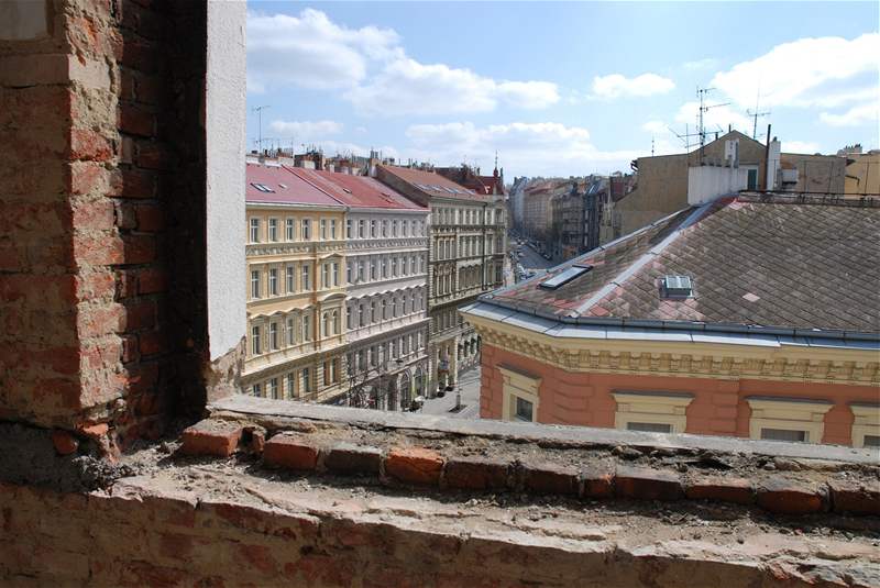 Ped rokem zaala rekonstrukce historické budovy Ro v Praze na Vinohradech. Skoní za 10 msíc.