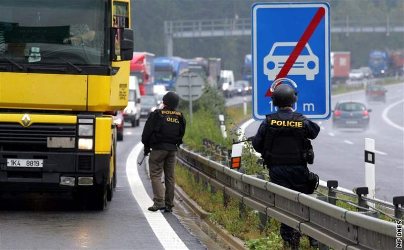 Na silnicích karlovarského kraje stojí policisté se samopaly a neprstelnými vestami a kontrolují projídjící vozidla. (1.9.2008)