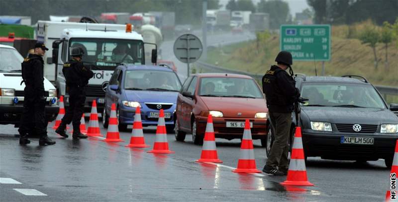 Na silnicích karlovarského kraje stojí policisté se samopaly a neprstelnými vestami a kontrolují projídjící vozidla. (1.9.2008)