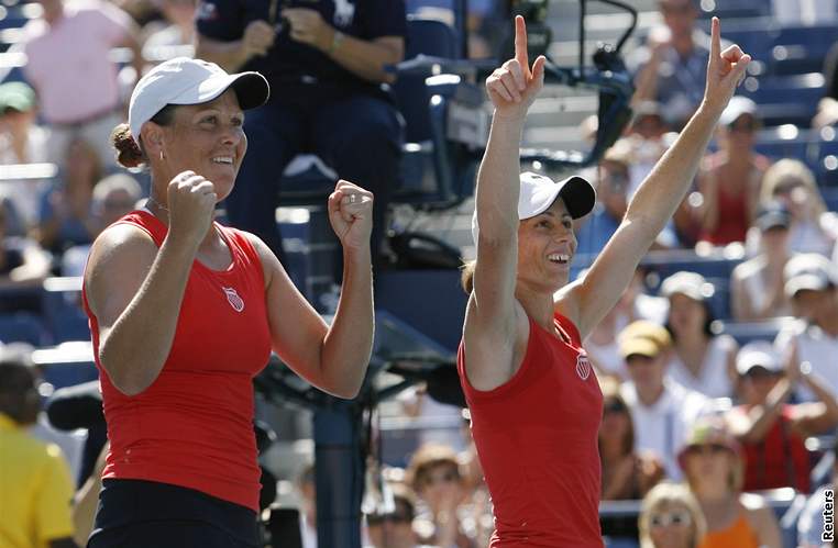 Serena Williamsová (vlevo) a Jelena Jankoviová po finále US Open