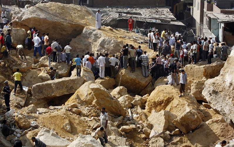 Nkteré kameny zícené na chudinskou tvr na východ Káhiry byly ticet metr velké a váily a dv st tun.