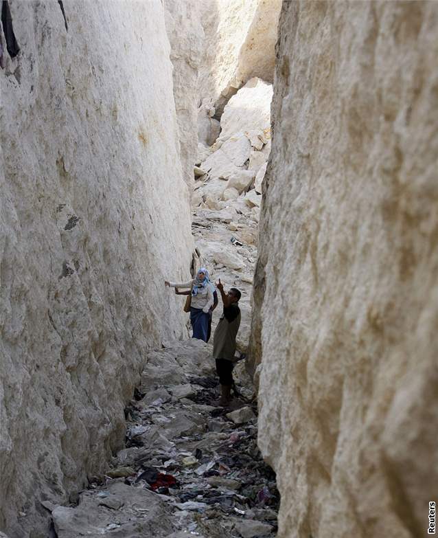 Nkteré kameny zícené na chudinskou tvr na východ Káhiry byly ticet metr velké a váily a dv st tun.