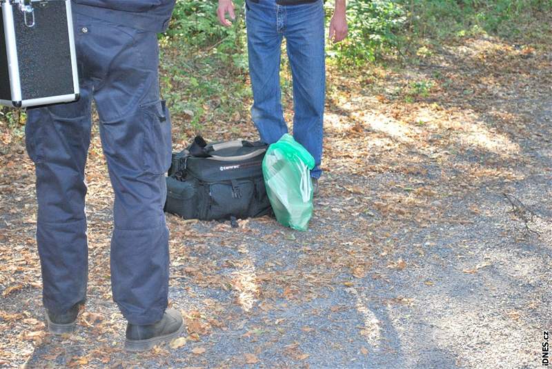 Policie objevila v lese u Hostivaské pehrady v Praze lidské chodidlo.
