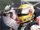 Lewis Hamilton a jeho vítzné gesto