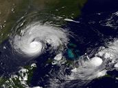 Hurikán Gustav (vlevo) na satelitním snímku. Vpravo tropická bou�e Hanna (1. zá�í 2008)