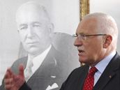 Prezident Václav Klaus p�ed portrétem prezidenta Edvarda Bene�e p�i pietním aktu v Sezimov� Ústí, 3. zá�í 2008