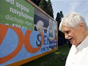 Jií Dienstbier pi výlepu run malovaného pedvolebního billboardu, 3. záí 2008