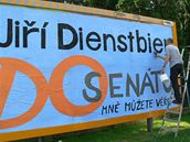 Jií Dienstbier zahajuje pedvolební kampa vylepením run malovaného billboardu, Kladno, 3. záí 2008